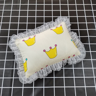 Pitsilise ja värvilise mustriga padi, mis sobib kassidele