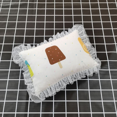 Pitsilise ja värvilise mustriga padi, mis sobib kassidele