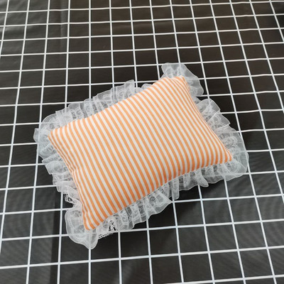 Pitsilise ja värvilise mustriga padi, mis sobib kassidele