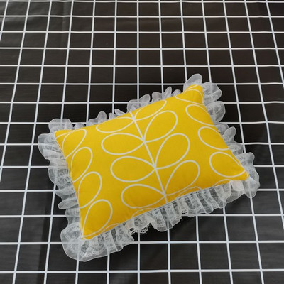 Pitsilise ja värvilise mustriga padi, mis sobib kassidele