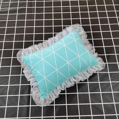 Pitsilise ja värvilise mustriga padi, mis sobib kassidele