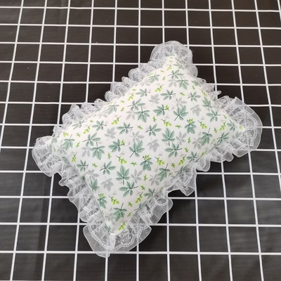 Pitsilise ja värvilise mustriga padi, mis sobib kassidele