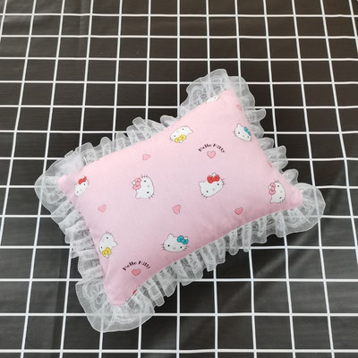 Pitsilise ja värvilise mustriga padi, mis sobib kassidele