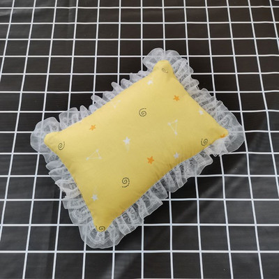 Pitsilise ja värvilise mustriga padi, mis sobib kassidele