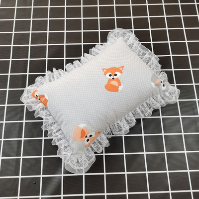 Pitsilise ja värvilise mustriga padi, mis sobib kassidele