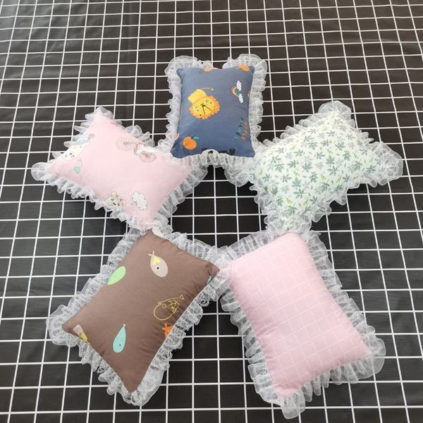 Pitsilise ja värvilise mustriga padi, mis sobib kassidele