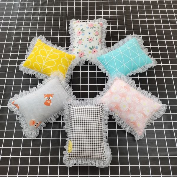 Pitsilise ja värvilise mustriga padi, mis sobib kassidele