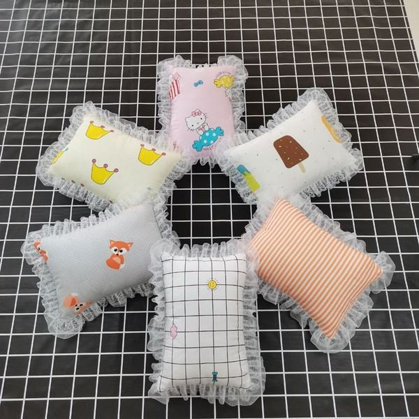 Pitsilise ja värvilise mustriga padi, mis sobib kassidele