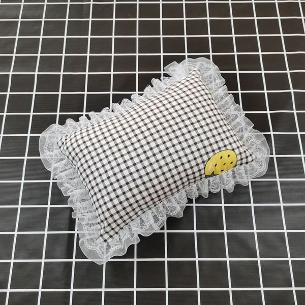 Pitsilise ja värvilise mustriga padi, mis sobib kassidele