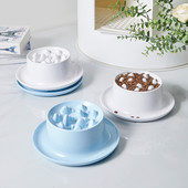 Διασκεδαστικό φαγητό σε μπολ για γάτες