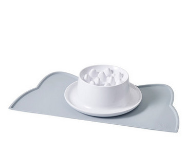 Διασκεδαστικό φαγητό σε μπολ για γάτες