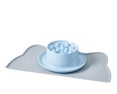 Διασκεδαστικό φαγητό σε μπολ για γάτες