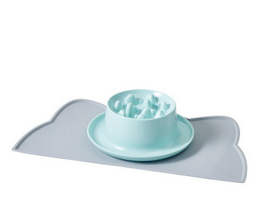 Διασκεδαστικό φαγητό σε μπολ για γάτες