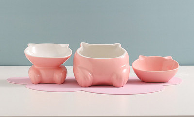 Kolmest keraamilisest kausist koosnev komplekt kassidele toidu ja vee jaoks