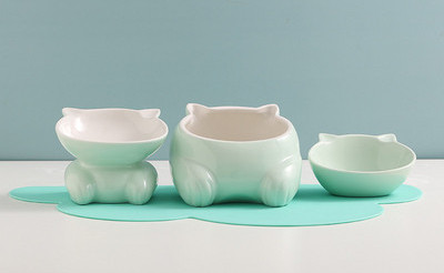 Kolmest keraamilisest kausist koosnev komplekt kassidele toidu ja vee jaoks