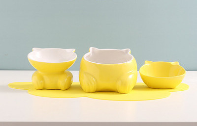 Kolmest keraamilisest kausist koosnev komplekt kassidele toidu ja vee jaoks
