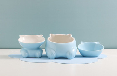 Kolmest keraamilisest kausist koosnev komplekt kassidele toidu ja vee jaoks