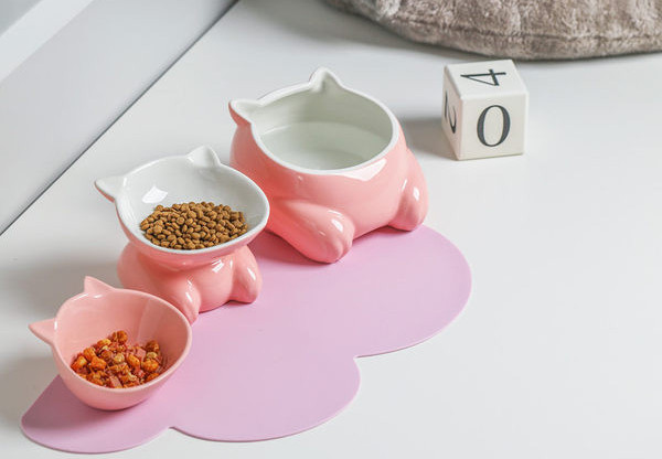 Kolmest keraamilisest kausist koosnev komplekt kassidele toidu ja vee jaoks