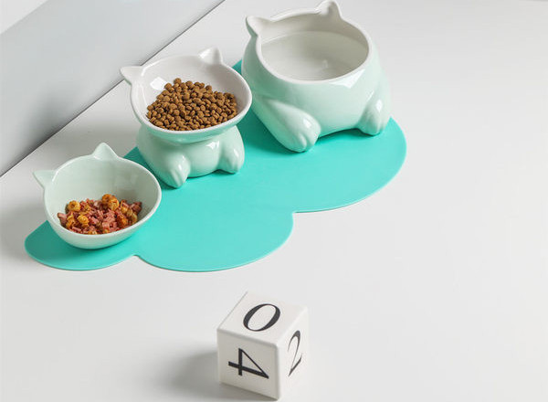 Kolmest keraamilisest kausist koosnev komplekt kassidele toidu ja vee jaoks