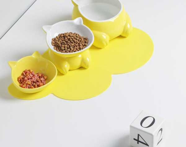 Kolmest keraamilisest kausist koosnev komplekt kassidele toidu ja vee jaoks