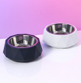 Roostevabast terasest ümmargune kauss kassitoidu jaoks