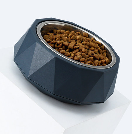 Roostevabast terasest ümmargune kauss kassitoidu jaoks