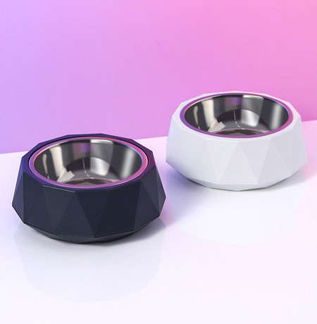 Roostevabast terasest ümmargune kauss kassitoidu jaoks