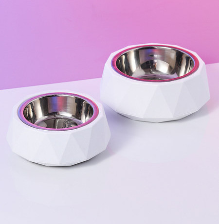 Roostevabast terasest ümmargune kauss kassitoidu jaoks