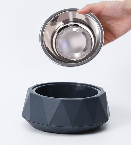 Roostevabast terasest ümmargune kauss kassitoidu jaoks