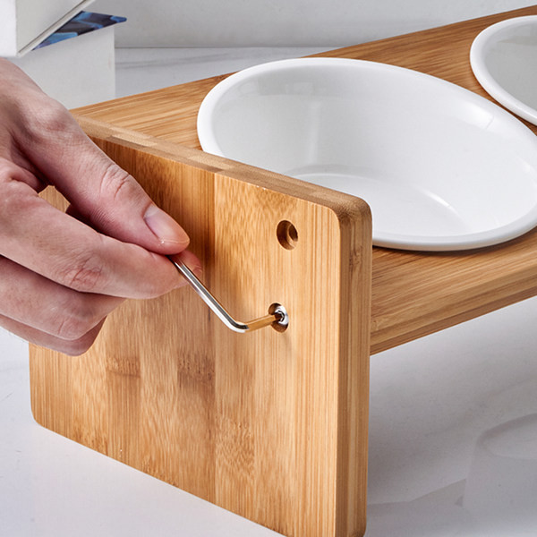 Kačių maisto dubuo su mediniu stovu