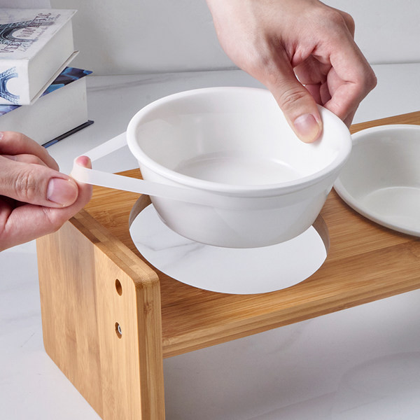 Kačių maisto dubuo su mediniu stovu