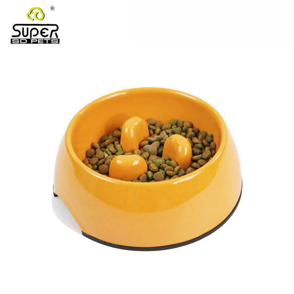 Ümmargune plastikust kauss kassitoidu jaoks