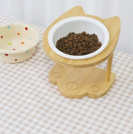 Puidust alusega kauss kassitoidu jaoks