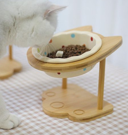 Puidust alusega kauss kassitoidu jaoks
