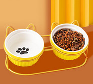 Метална стойка с керамични купи за храна на котки