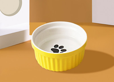 Метална стойка с керамични купи за храна на котки