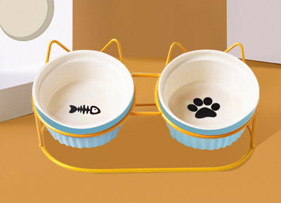 Метална стойка с керамични купи за храна на котки