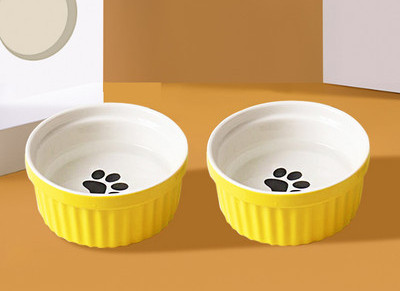 Метална стойка с керамични купи за храна на котки