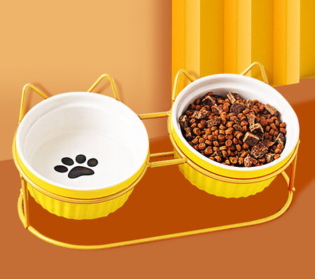 Метална стойка с керамични купи за храна на котки
