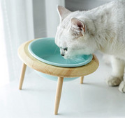 Μπολ φαγητού ή νερού με ξύλινη βάση για γάτες