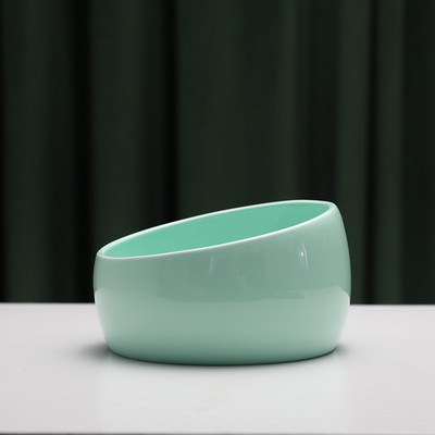 Mitmes värvitoonis keraamiline kauss kassitoidu jaoks