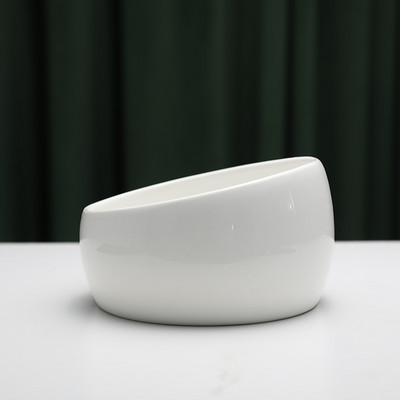 Mitmes värvitoonis keraamiline kauss kassitoidu jaoks