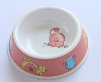 Plastična posuda za mačju hranu