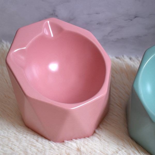 Vas din ceramică pe suport