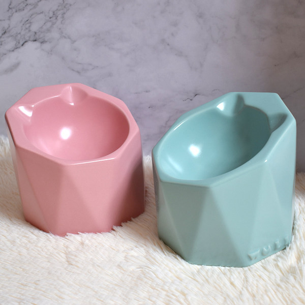 Vas din ceramică pe suport