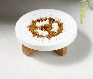 Керамична купа с стойка за храна на котки