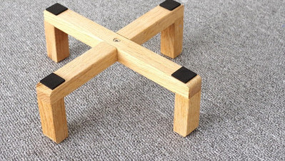 Керамична купа с стойка за храна на котки