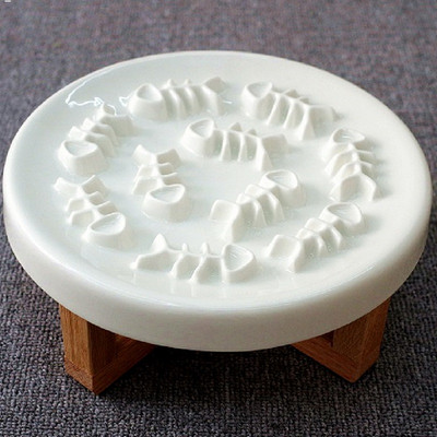 Керамична купа с стойка за храна на котки