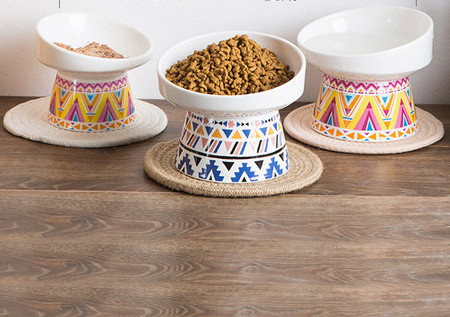 Bol din ceramică pe un suport cu model