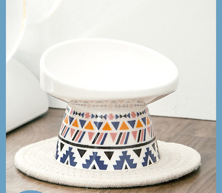 Bol din ceramică pe un suport cu model